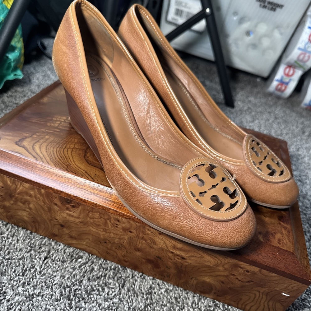Tory Burch Women's Sally Closed Toe Wedge Size 8.5 M Leather Preppy Office